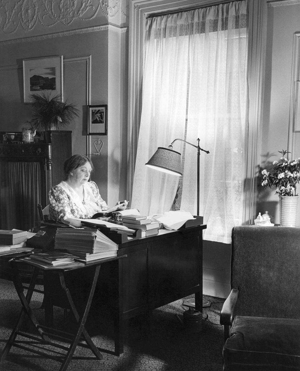 Sigrid Undset ved skrivebordet, hotel Margaret, New York