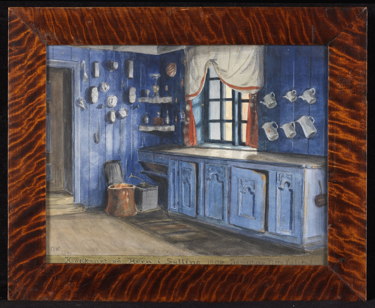 Kjøkkeninteriør, blå vegger og benk, husgeråd på veggen, vindu m. hvite og røde gardiner