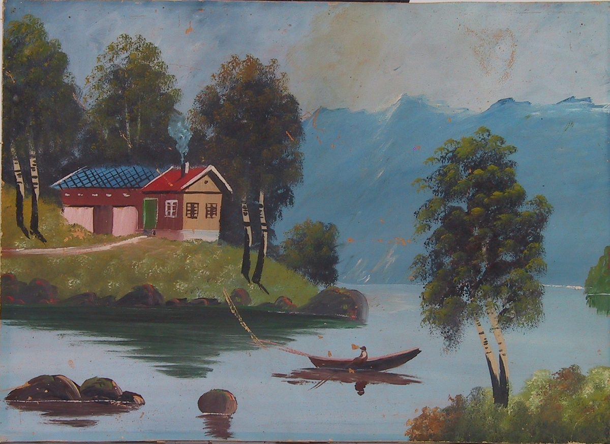 Landskap, to hus på et nes i et vann, bjørketrær, pram, mann som fisker, blå fjell i bakgrunnen. 