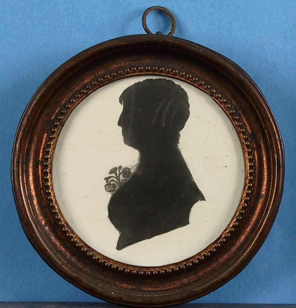 Malt silhouett av ung kvinne.  Oval  m/ ramme 9,3.  
Profil v., brystbilde, med en rose på brystet.  