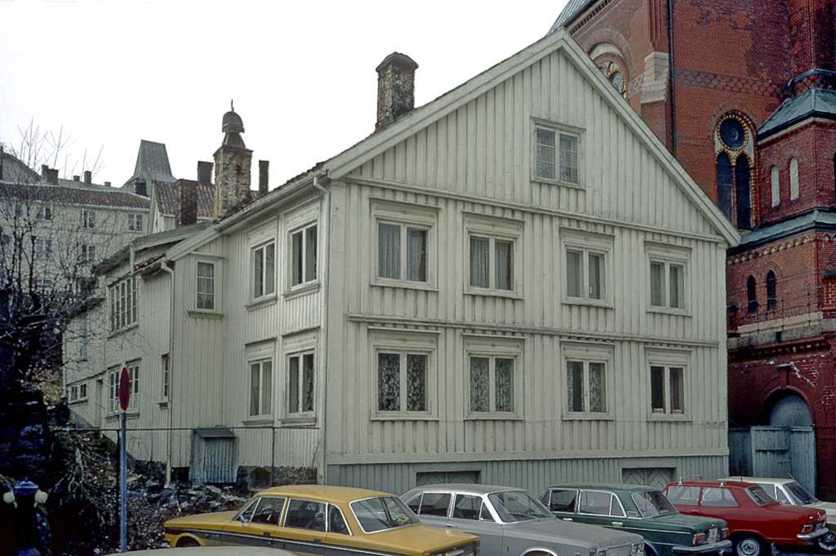 Tyholmen. Det Lindvedske Hus på opprinnelig plass i Friergangen, vegg i vegg med Trefoldighetskirken. før flytting. Gavlen veder mot gaten. 
