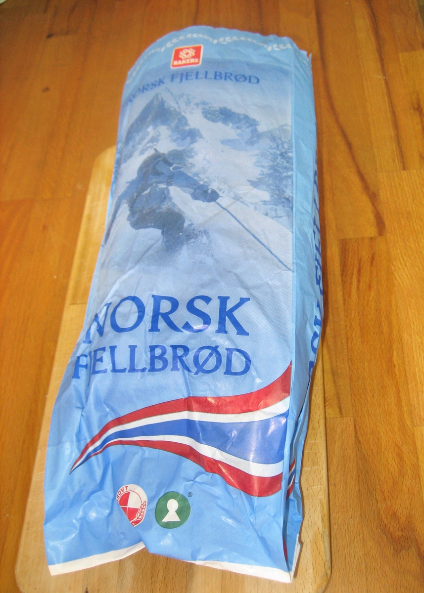 Motivet på brødposen er en skiløper som står nedover en fjellside. Han har på seg skijakke, en liten rygsekk og skibrille. Bak skiløperen ser man et kneisende fjell. Det norske flaggets farger rød, hvit og blått er lagt i en bølgende bevegelse under skiløperen.