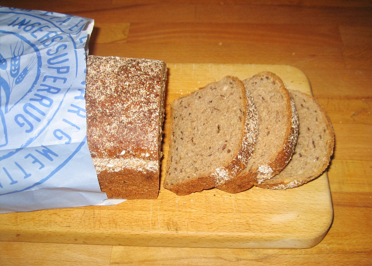 På brødposens forside og bakside er et portrettfoto i brunnlige nuanser av Inger Kløkstad, som har gitt navn til brødet.