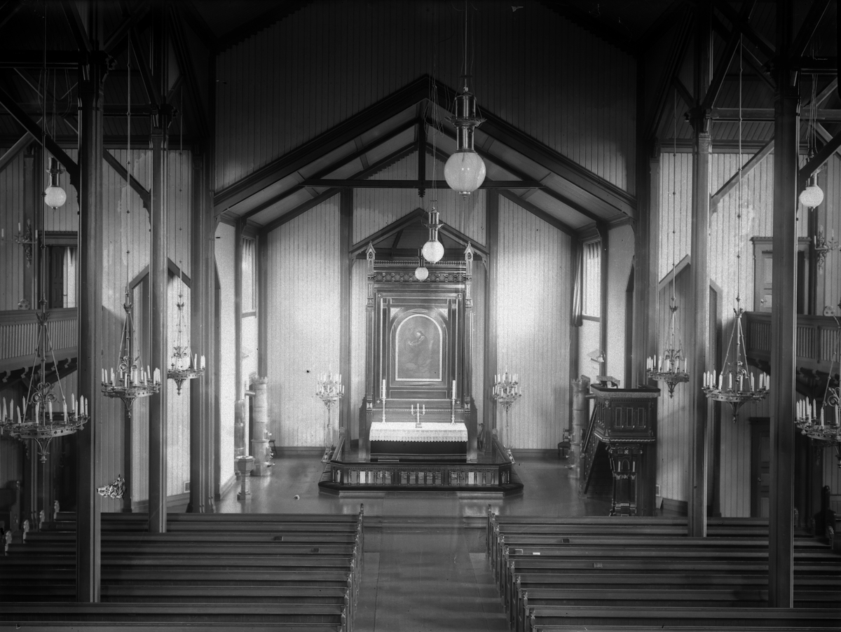 Grimstad kirke 
Interiørbilde sett mot alteret fra orgelet