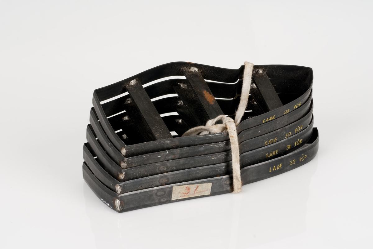 Stansekniver av stål.
5 stansekniver bundet sammen med skolisse.
Stanseknivene brukes til modeller for forskjellige skostørrelser.
De forskjellige størrelsene er 28, 29, 30, 31 og 32.