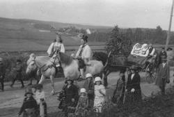 Bondebryllup, opptog. "Brud" Barbro Myhre, "Brudgom" Kristia