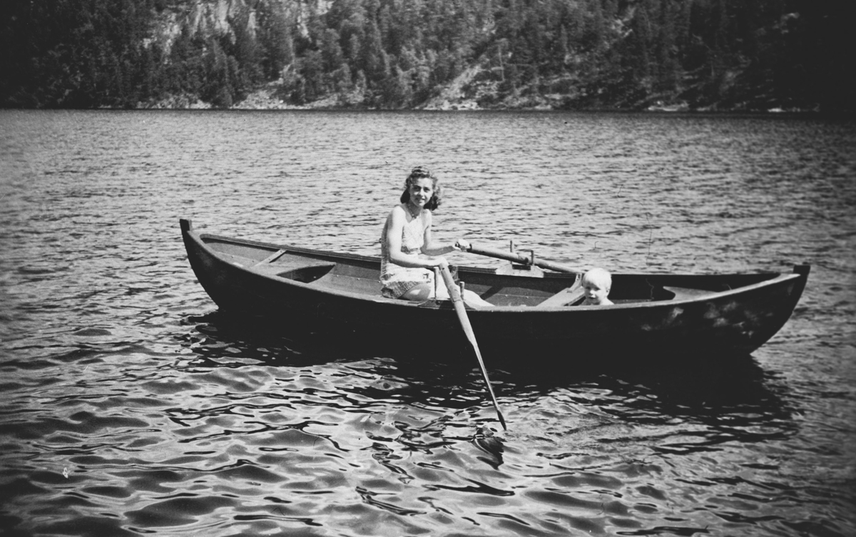 Margit Dahl og Kjell ror i båt på Gjersjøen