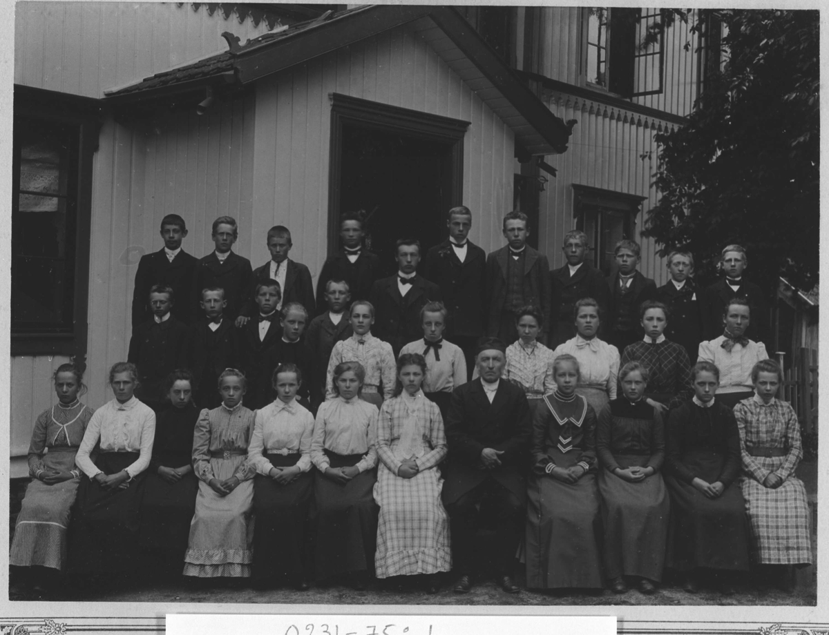 Konfirmanter ved Skedsmo Prestegård 12.10.1902