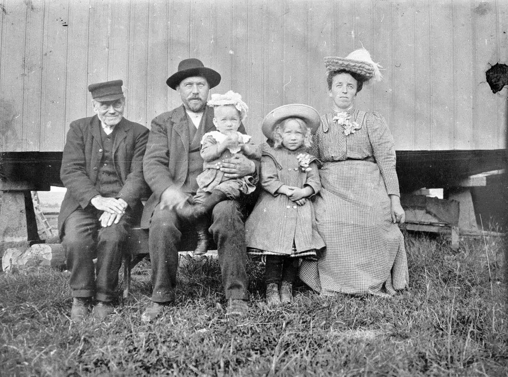 Kragerud familebilde
Fra v. Herman Kragerud, Johan K., Karl K. (på fanget), Helga K., Josefine K. (Eiers svigermor)
Bildet tatt på en benk foran en uthusvegg