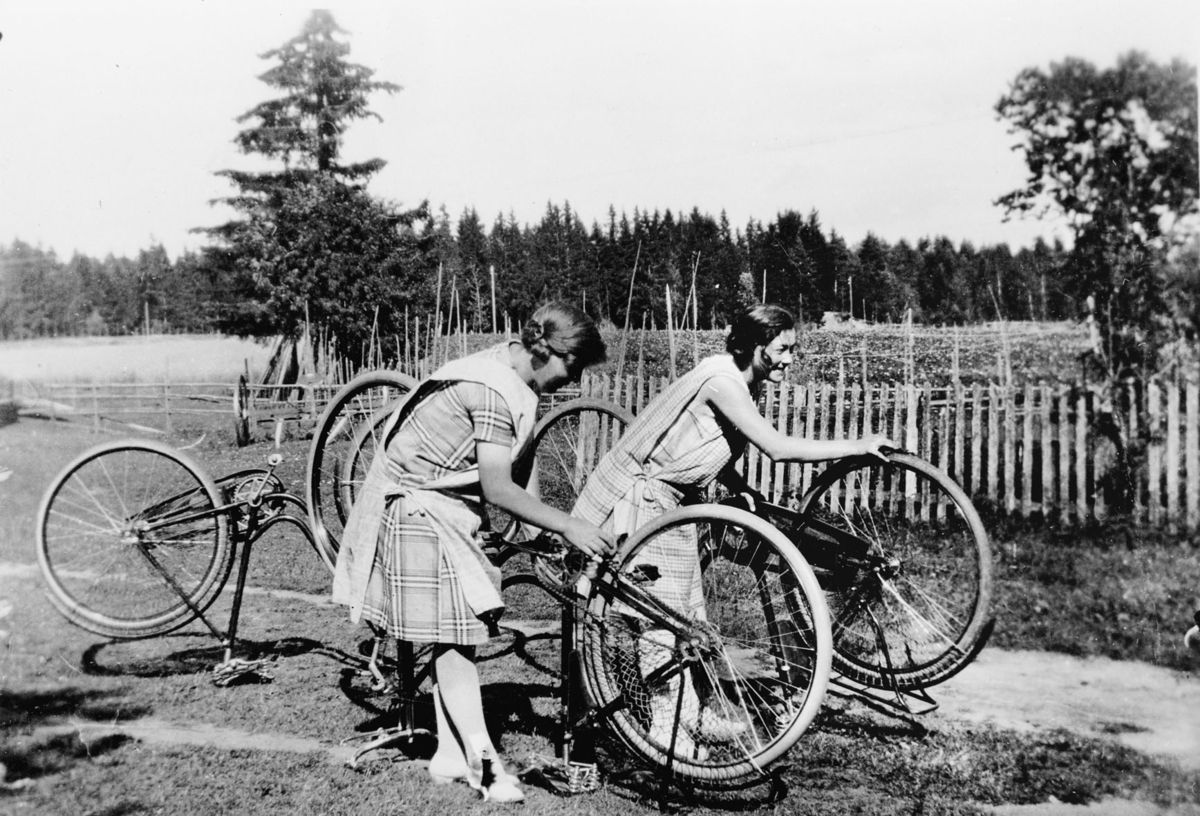 To som øver seg på å bli sykkelreparatører.