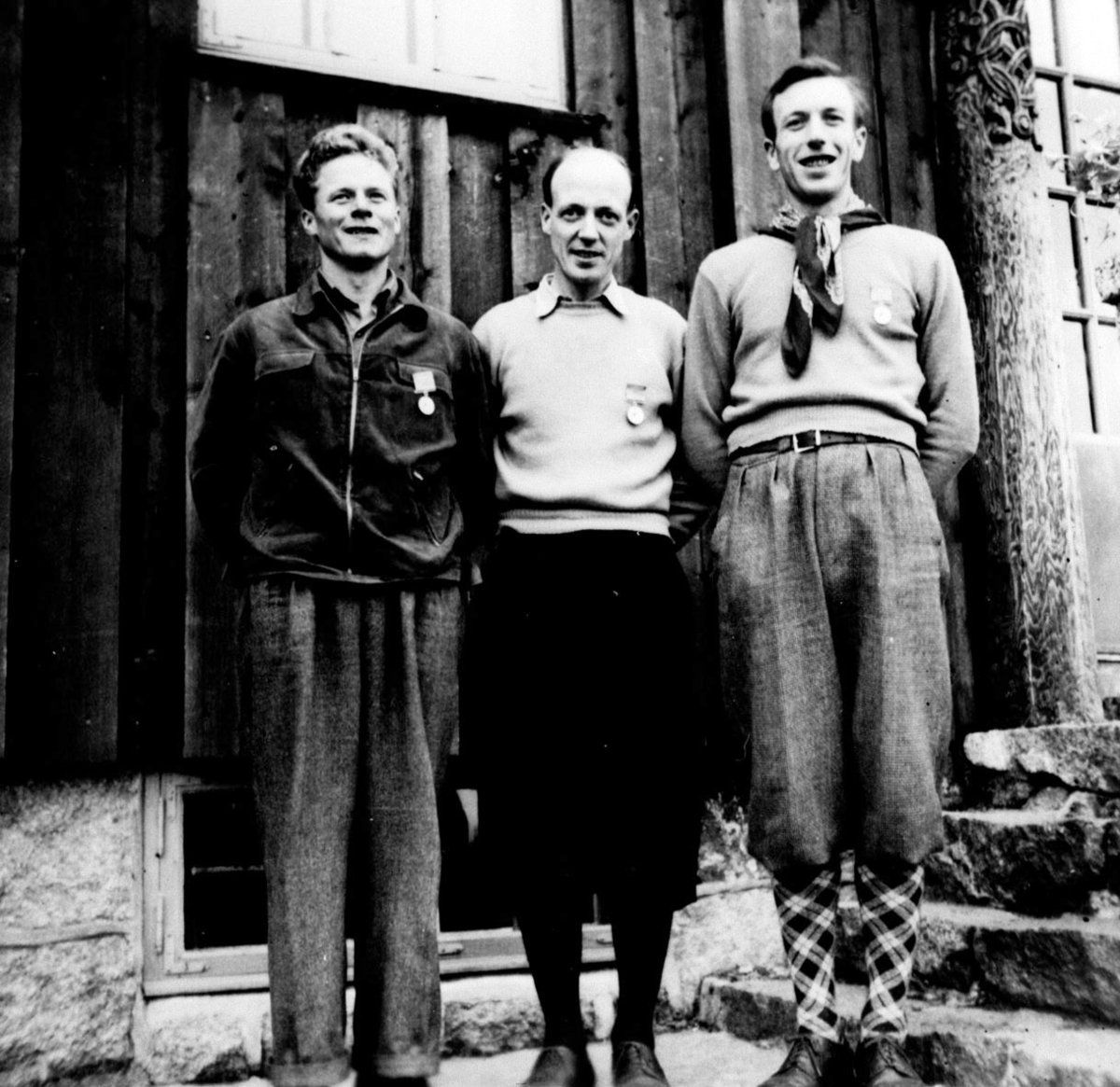 Kretsmestere i stafett 1953, med medaljen på brystet. De 3 kretsmesterne er Ivar Gulbrandsen, Erik Lerdal, Leif Hoel.