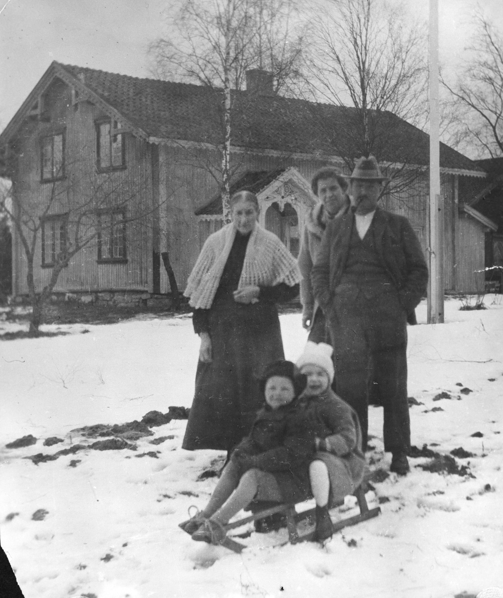 Familiebilde utenfor hovedbygningen på Munkerud.