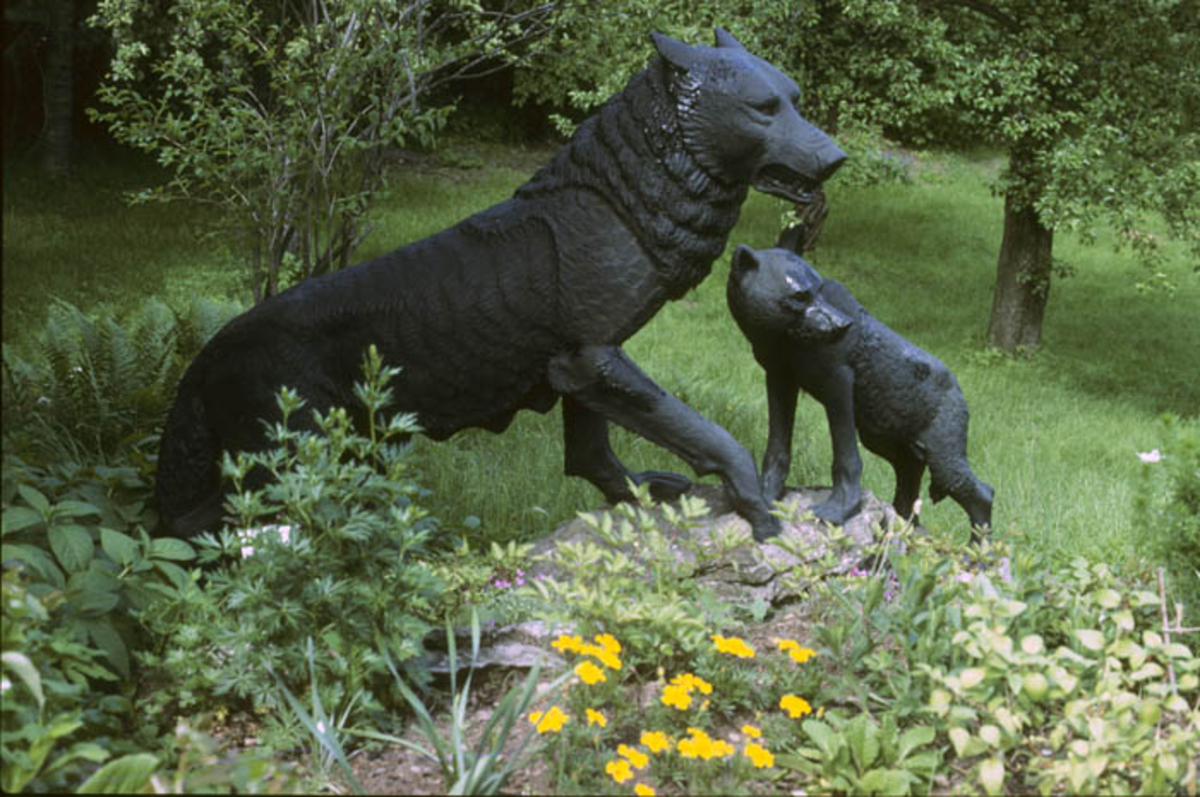 Skulptur Ulv med unge av Anne Grimdalen.