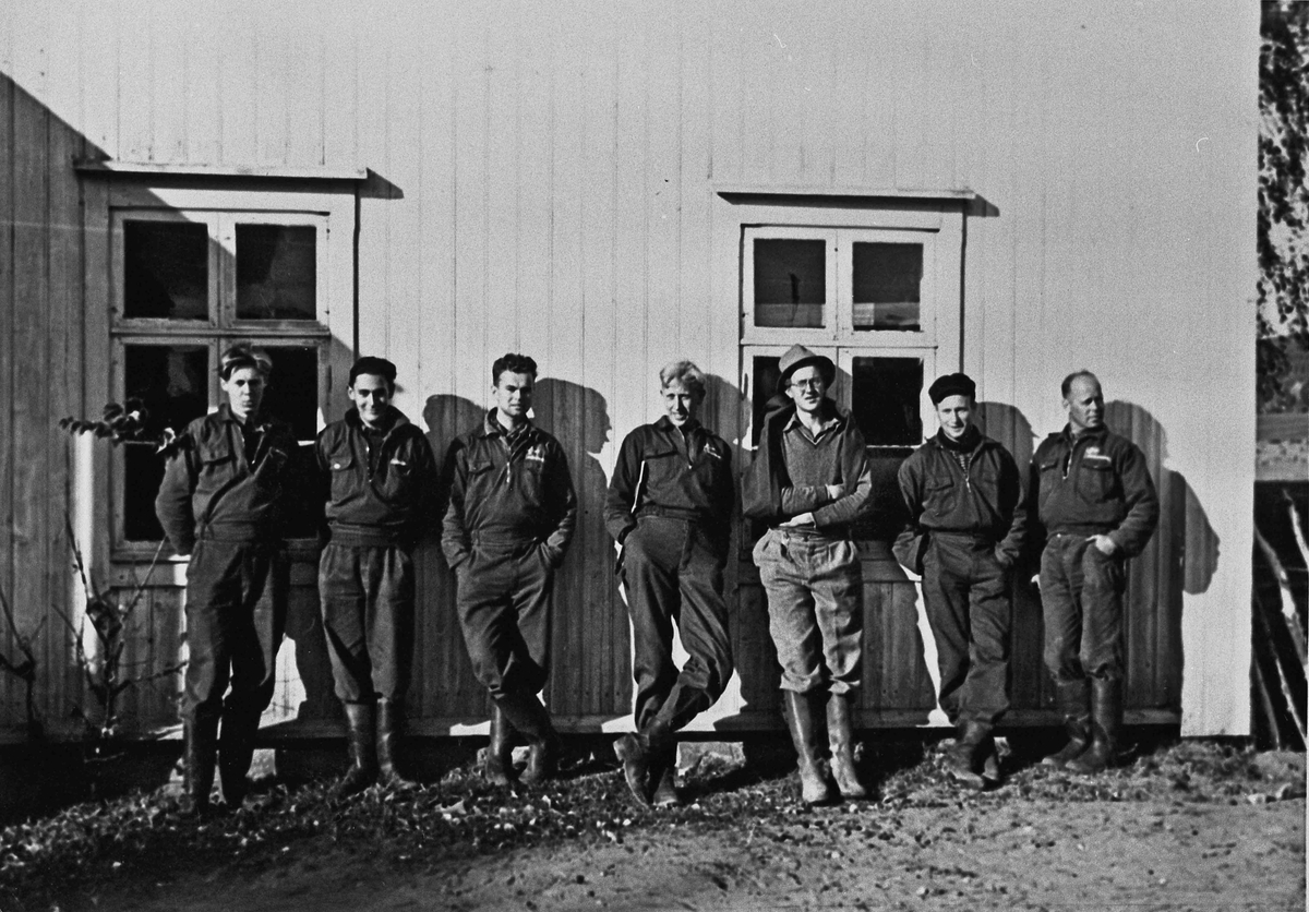 Arbeidstjenesten på Måe på Østsiden i Eidsvoll. Arbeidstjenesten var først frivillig. Den ble innført av Administrasjonsrådet først i juni 1940. Ble pliktig for menn fra våren 1941 og pliktig for kvinner fra juni 1942.