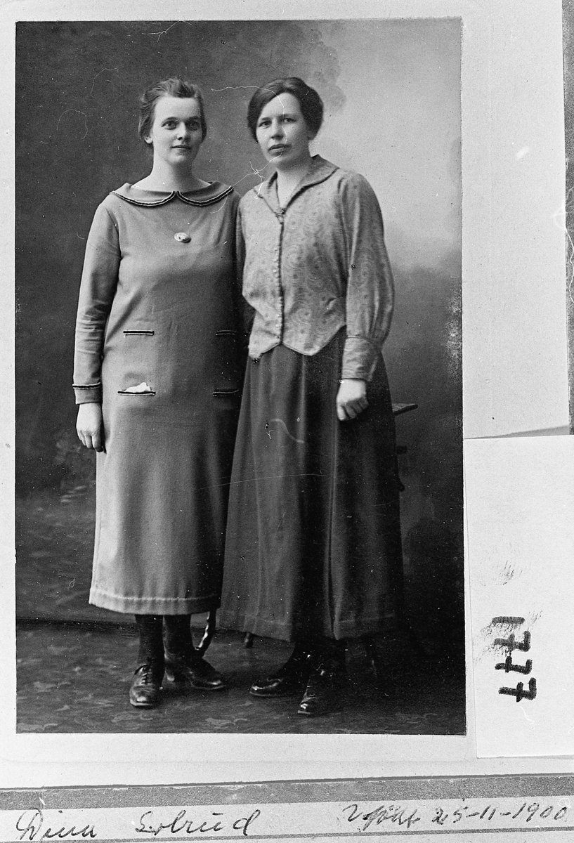 Dina Solrud (1900-1973) til venstre.