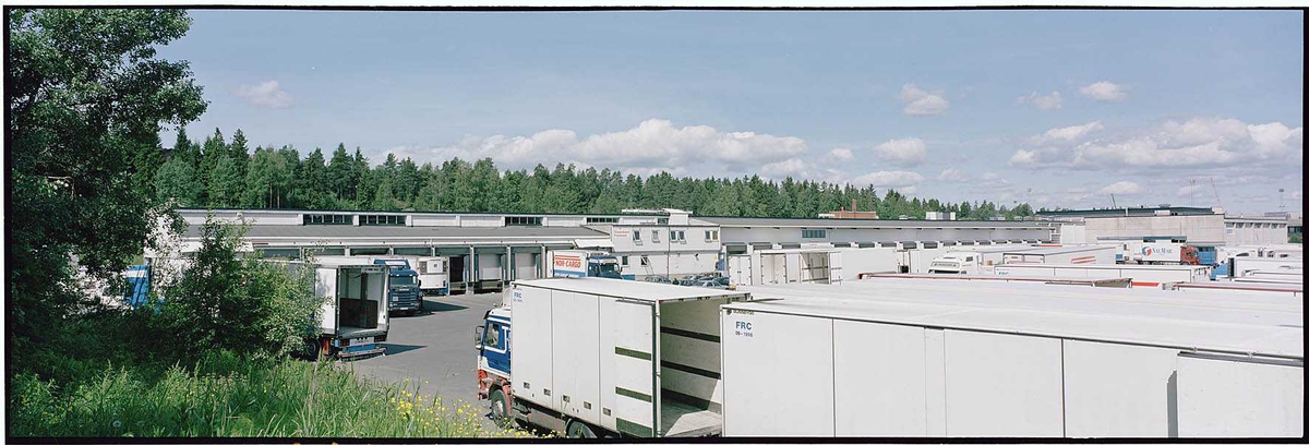 Parkerte trailere ved Nor-Cargos fryse- og lagerbygg. Fotovinkel: ØN