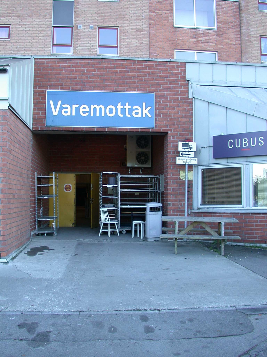 Varemottak med utemøbler/røykeområde ved  Metrobygget
Fotovinkel: S