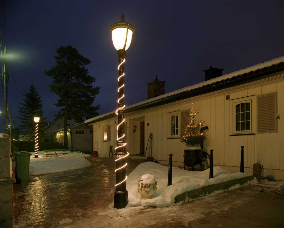 Julebelysning

Hvit lysslange rundt lykte og hvit lyslenke på liten gran ved husvegg ved tomannsbolig