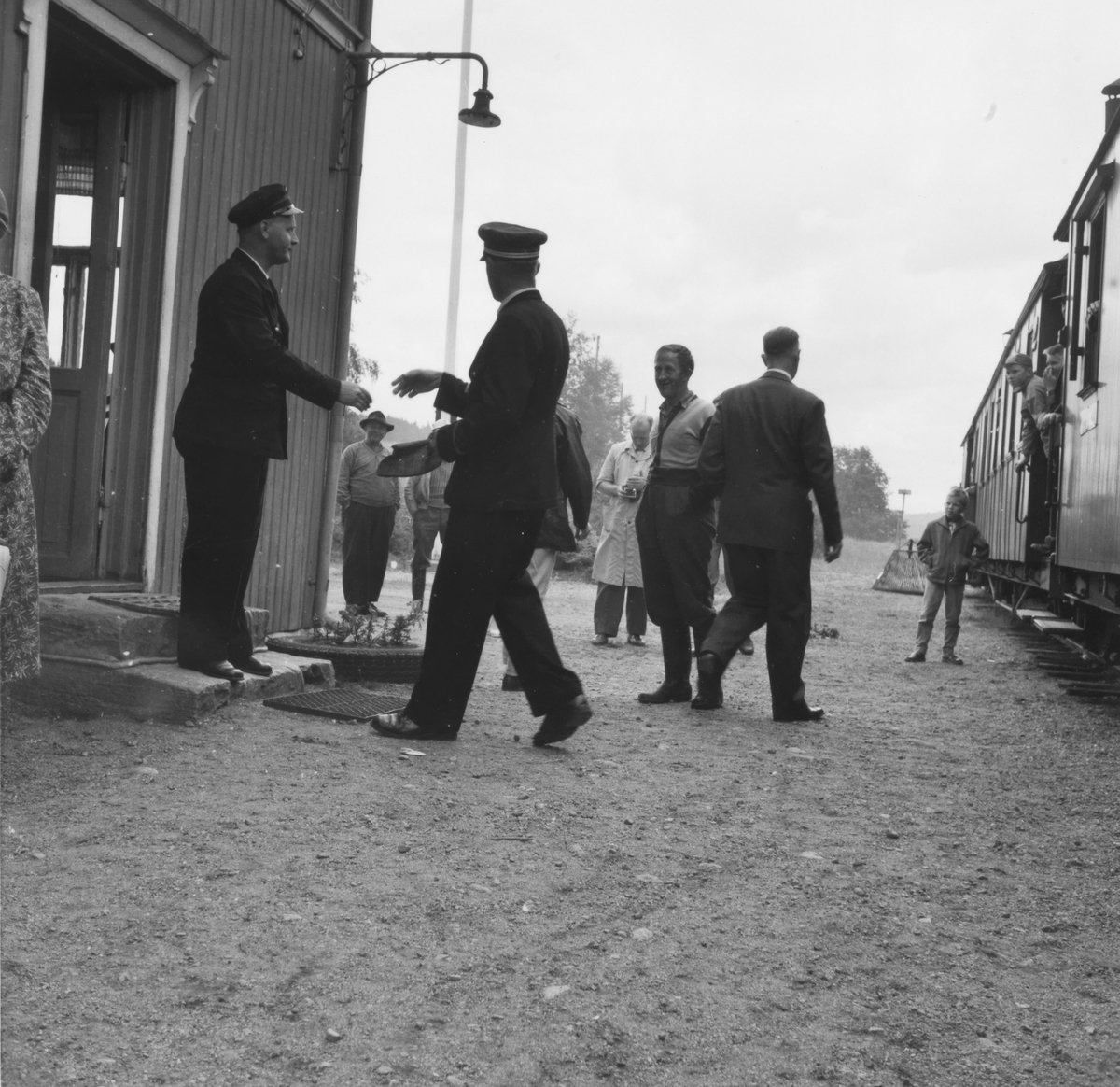 Ekspeditør Kristian Slorbak på Skulerud stasjon og overkonduktør Håkon Kjelsrud. Det er avgangstid for siste ordinære tog til Sørumsand.