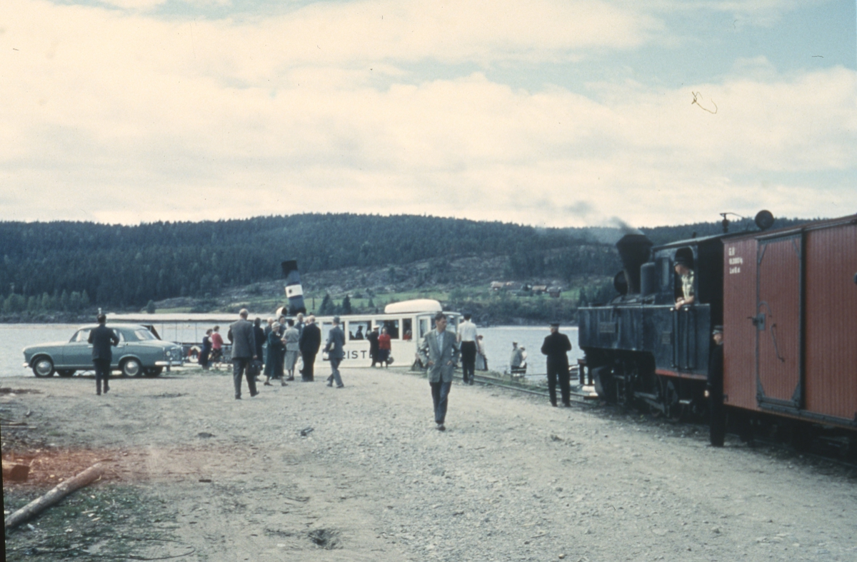 Tog 2051 har ankommet dampskipsbryggen på Skulerud. Rundreisepassasjerene går ombord i D/S Turisten