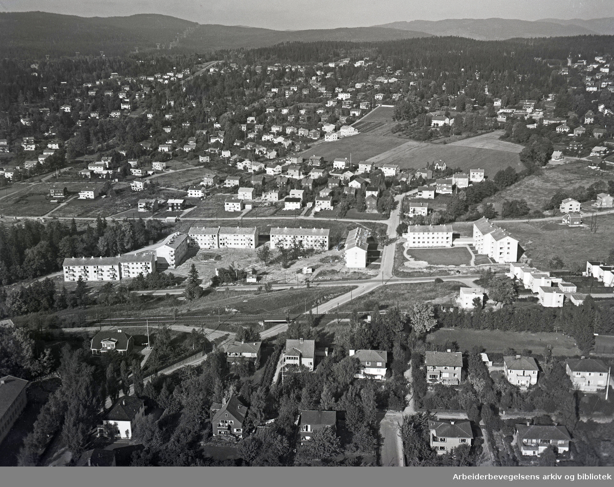 Flyfoto over Unikring borettslag på Berg,.50-tallet.