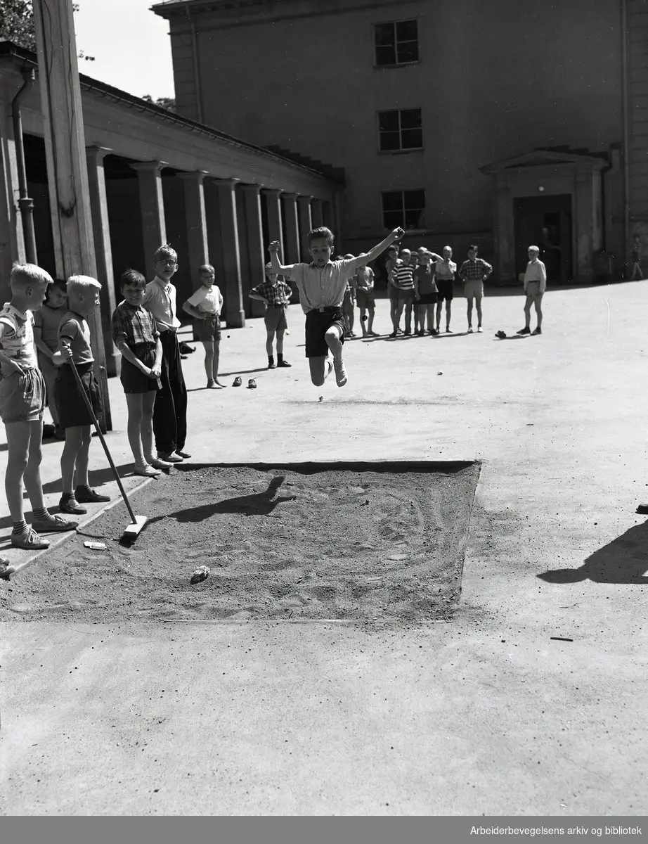 Skolegymnastikk i skolegården ved Uranienborg skole,.juli 1953