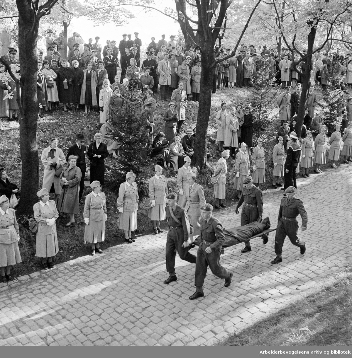 Kong Haakon VIIs gravferd. Lotter står oppstilt langs gata. Oktober 1957