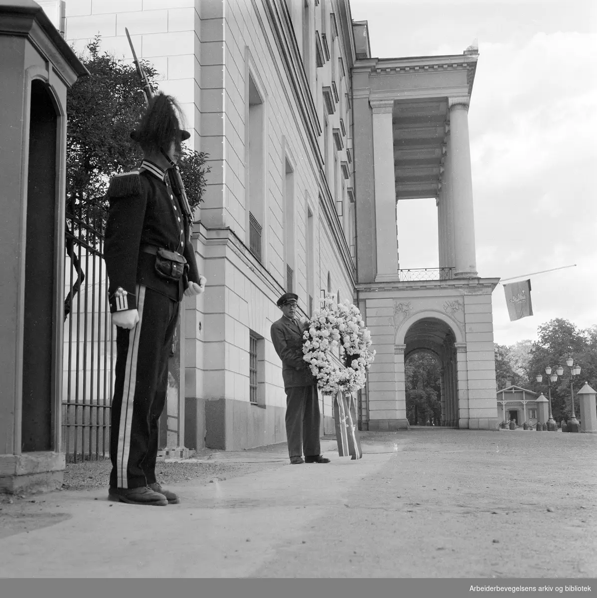 Kong Haakon VIIs død..Regjeringens krans foran Slottet,.september 1957