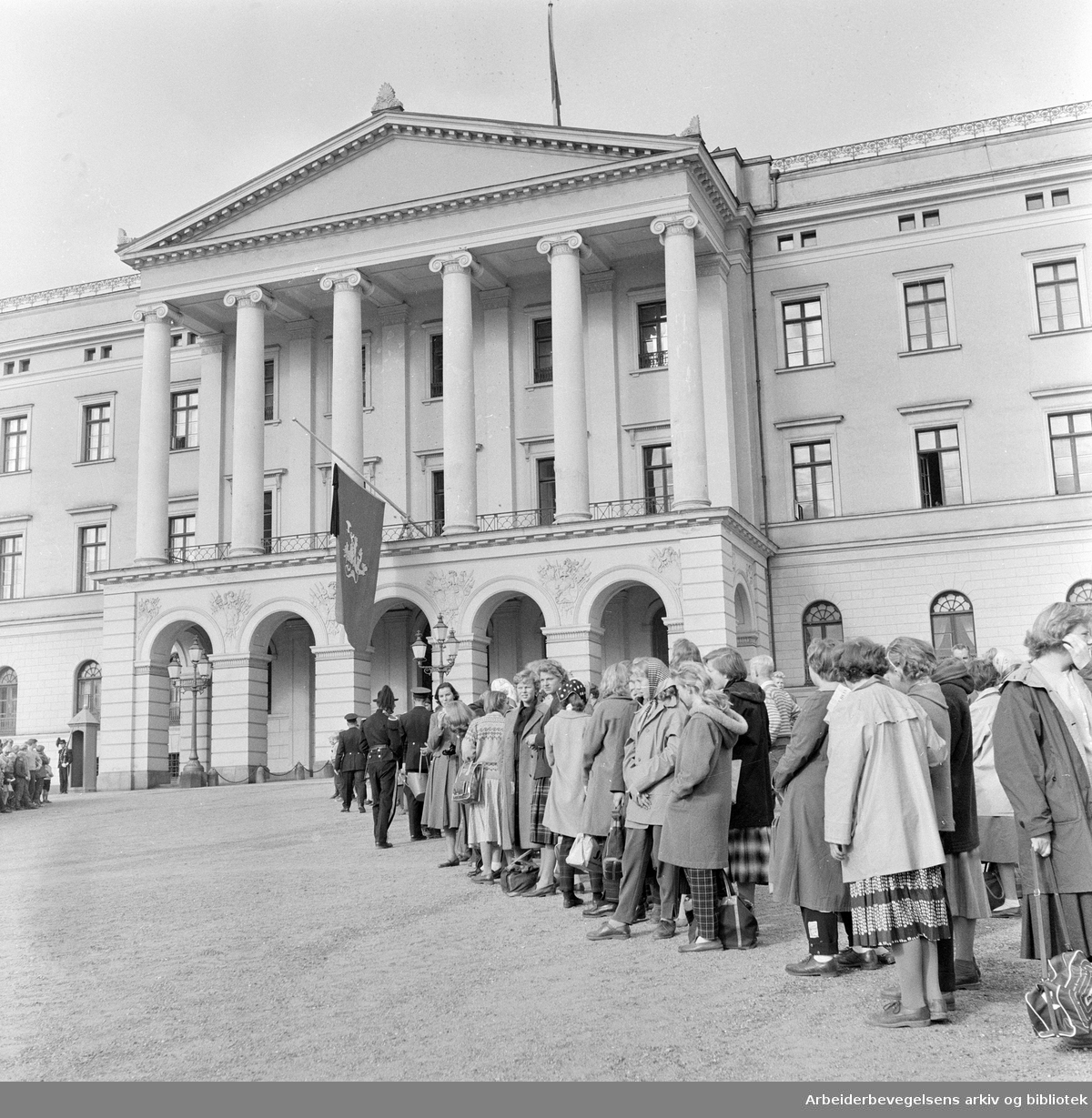 Kong Haakon VIIs død..Folk samler seg foran Slottet,.september 1957