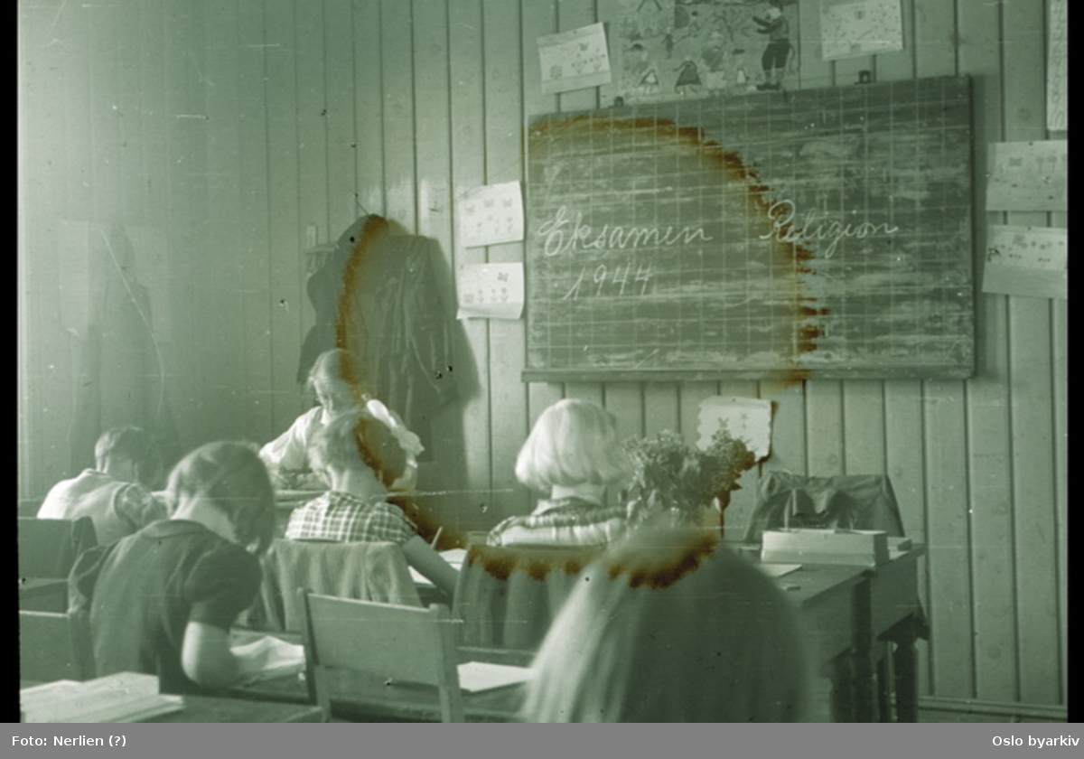 Undervisning i provisoriske lokaler ved Sagene skole under okkupasjonen. Religionsprøve 1944