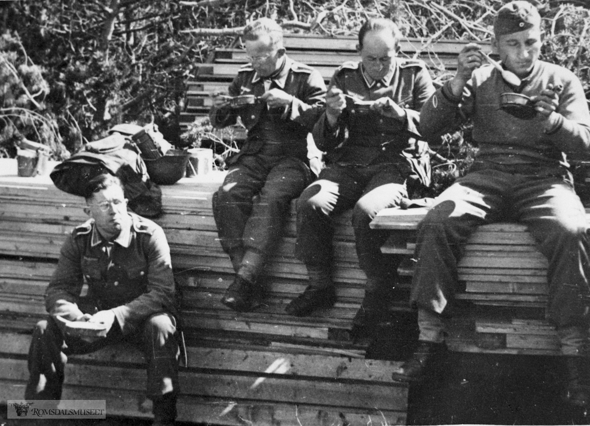 Tyske soldater tar pause på materialstabelen til Tangen brakka.
