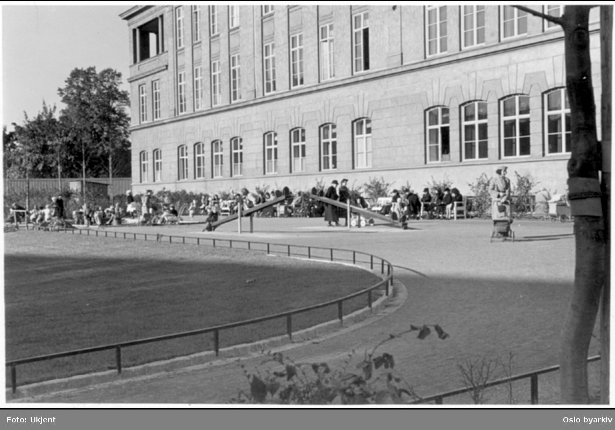 Lekeplass ved Bülow-Hanssens plass, foran Sophies Mindes. Mødre med barnevogner på benker. Fernanda Nissens plass?