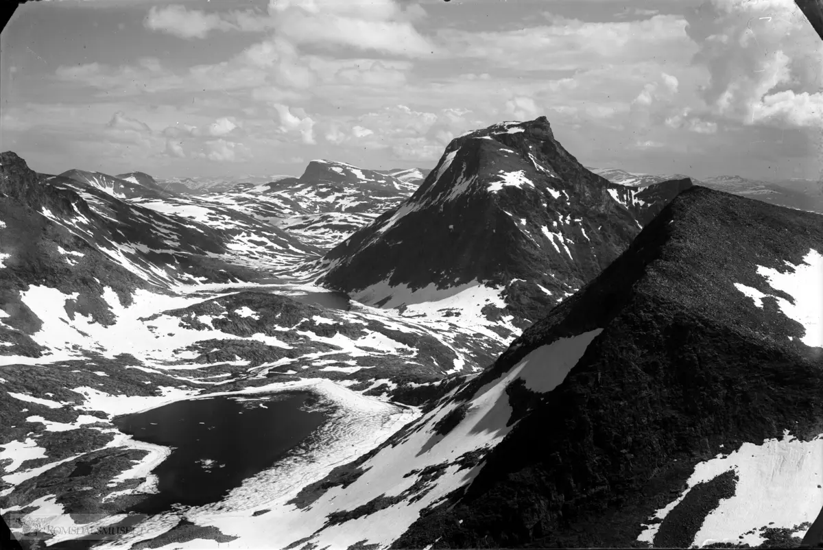 Fra Romsdalshornet med Kaldskråtind og Svartevand..Kalskråtind (1 799 moh.) er et fjell som ligger i Rauma kommune i Møre og Romsdal, og er det 470. høyeste fjellet i landet av fjellene med primærfaktor på minst 50 meter.