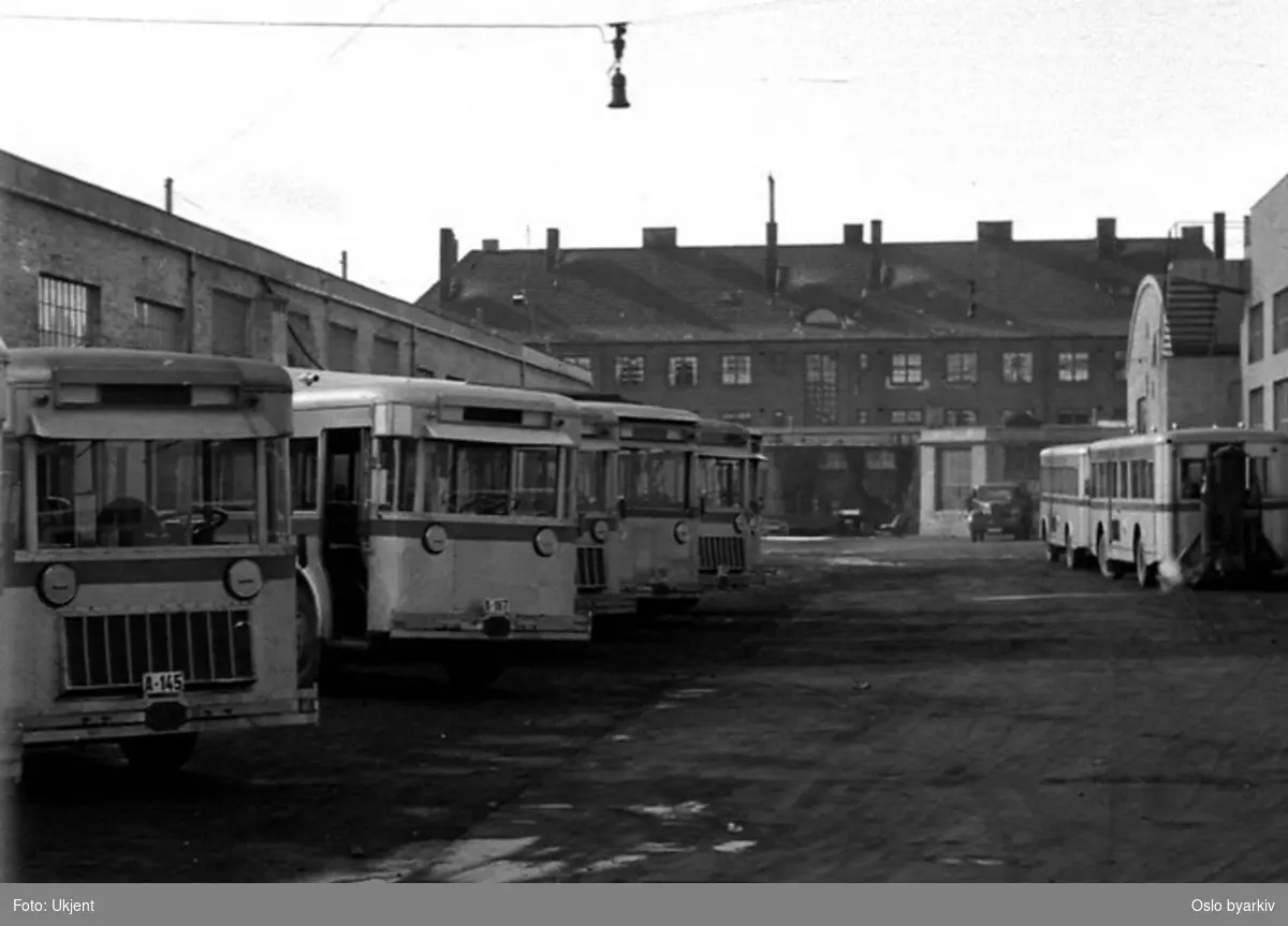 Oslo Sporveier buss A-145 og 147 med flere parkertved Bjølsen garasje. Fotografert mellom 1940-45.