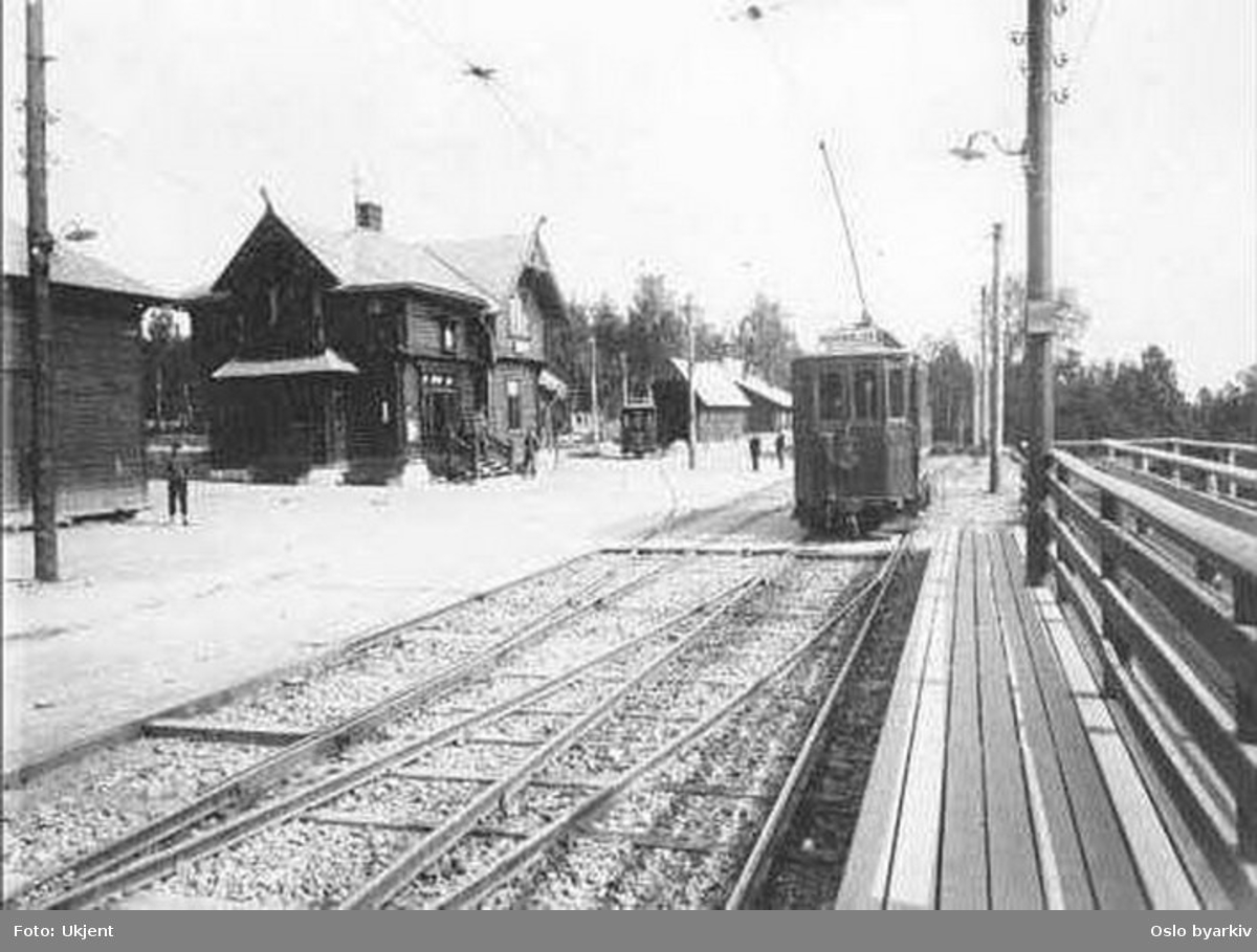 Holmenkollbanen. Trikk av 1898-typen på fylling med rør gjennom.