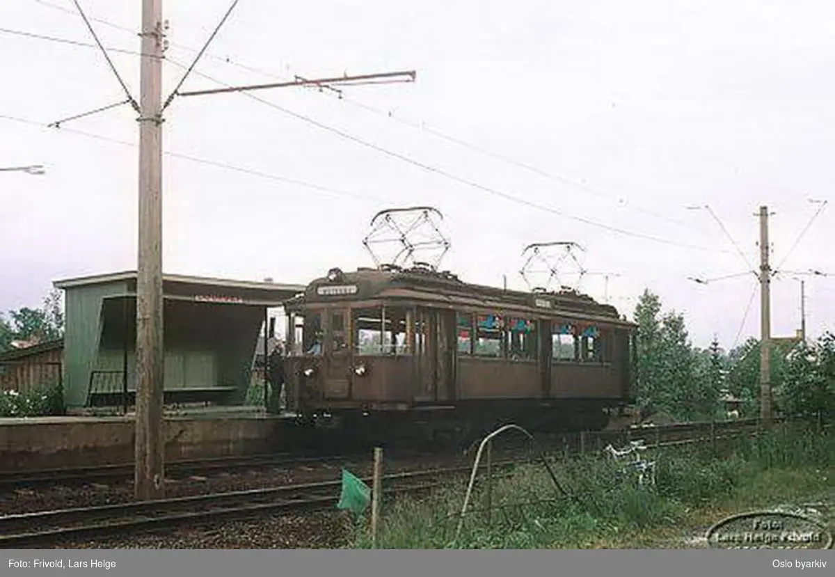 Holmenkollbanen "100-vogn" avgangsplattform, reisende. Fotografert den 1. august 1978.