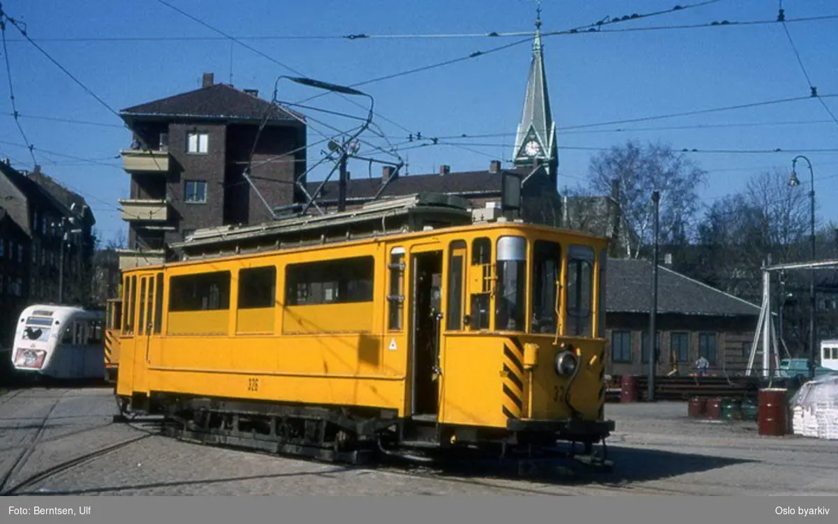 Oslo Sporveier. Trikk motorvogn type SS nr. 326, arbeidsvogn, her utenfor Sagene vognhall.
