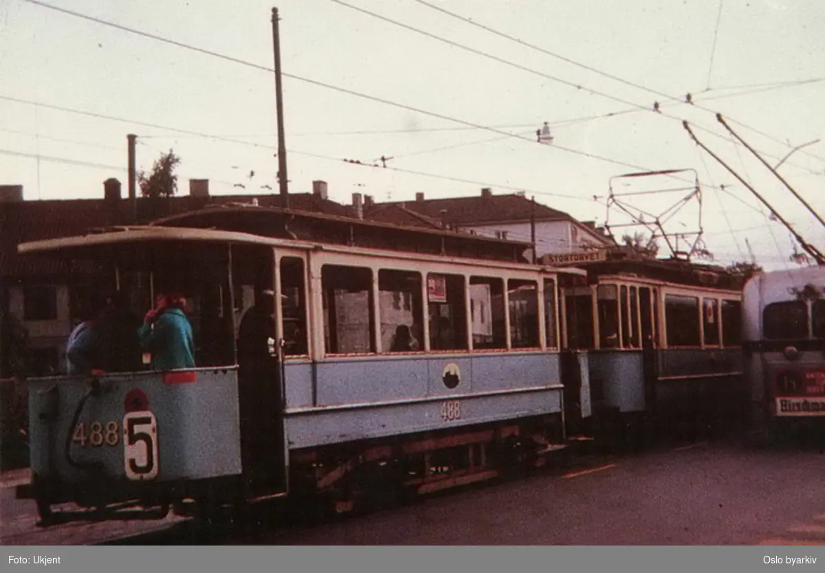 Oslo Sporveier. Trikk tilhenger 488 type SS lang (fra 1913) linje 5, Sagene-Stortorvet over St. Hanshaugen, her fra Kierschows gate mot Geitmyrsveien. Trolleybuss linje 20. (Trikkelinjen nedlagt 17. oktober 1966.)