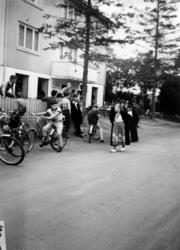 Gruppebilde foran Sollaug Langsets kafe 17.mai. ....