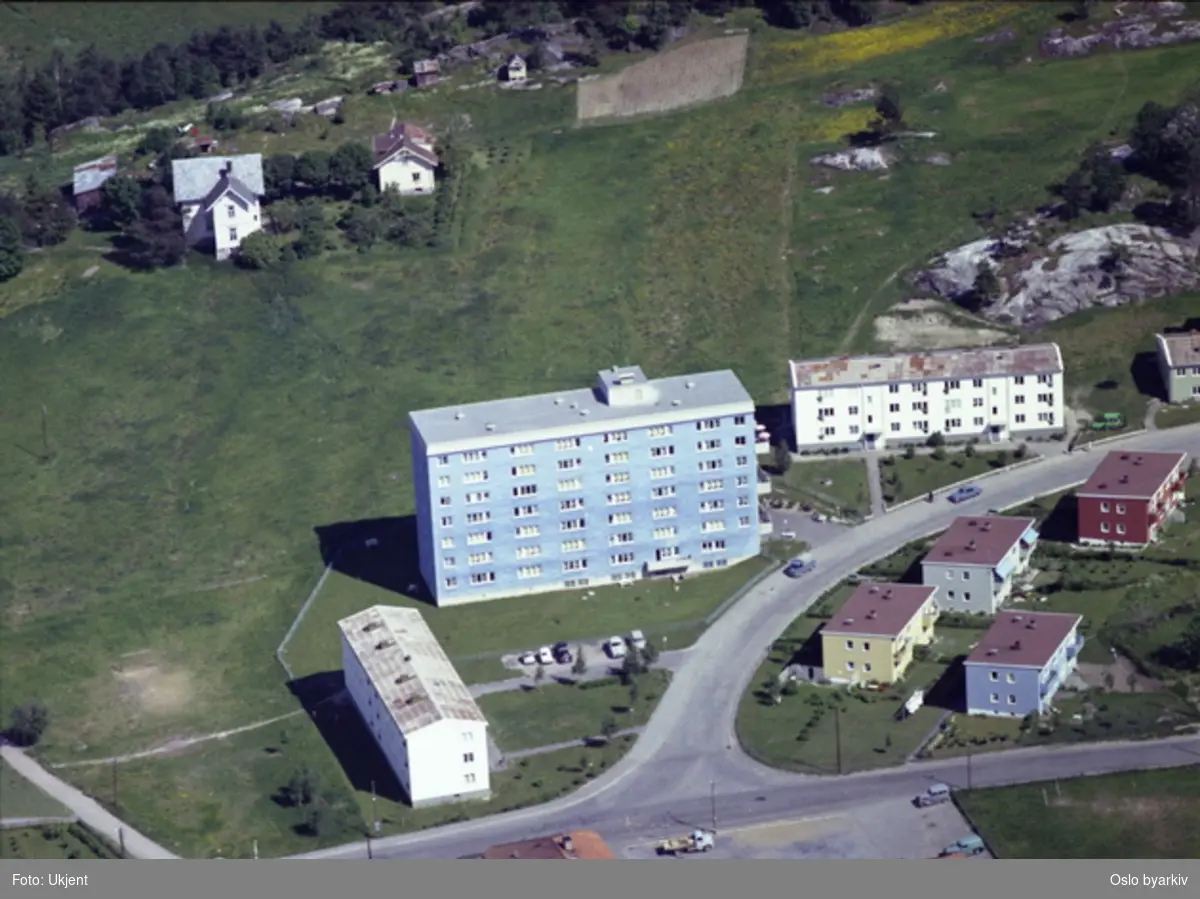 Enebakkveien i front, Løvsetdalen tar av mot høyre forbi blå trygdebolig (Abildsø bo og rehabiliteringssenter). Bakkehavn gård bak til venstre. (Flyfoto)