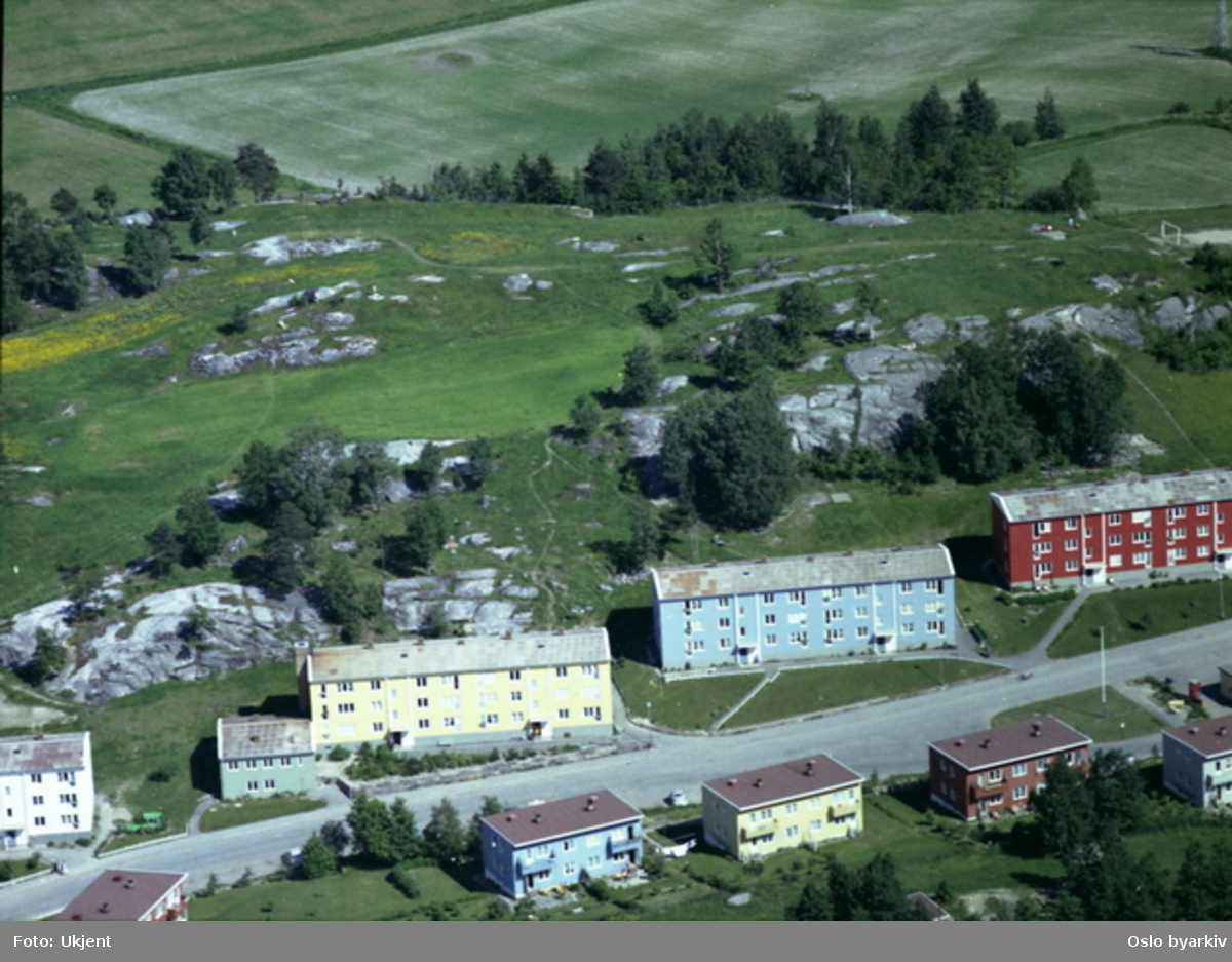 Løvsetdalen. Jordene i bakgrunnen er i dag Rustadfeltet idrettsplass. (Flyfoto)