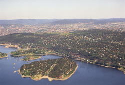 Ulvøya med Bekkelaget bak. Mosseveien og Jernbanesporet til 