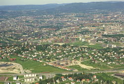 Ringveien og T-banesporet til Lambertseterbanen foran villao