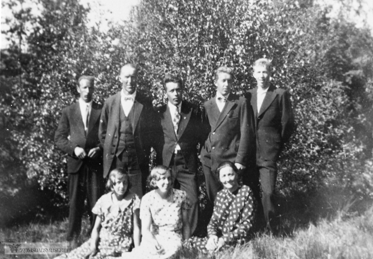 Familiebilde. Dette er fam. Gjermundnes som var arbeidsfolk på bruket Skogtun i dei første 6-7 åra fra 1935.