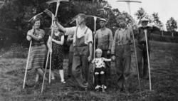 Slåttonn på Lensmannsgarden i Eidsvåg i ca. 1925-1930.