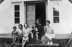 Familiebilde på trappa på Sæter (80.004) i Eikesdal.