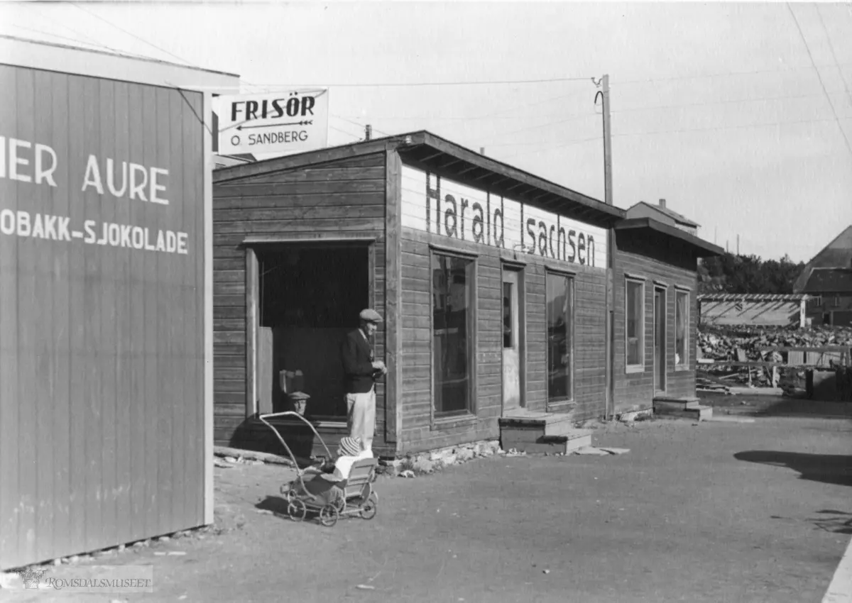 Brakker på øvre Torg. Harald Isachsen`s butikk, Elmer Aure ses til venstre. .Etter krigsødeleggelsene i Molde 1940. Øvre Torg