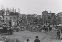 Molde i ruiner, Molde sentrum med sparebanken i bakgrunnen.