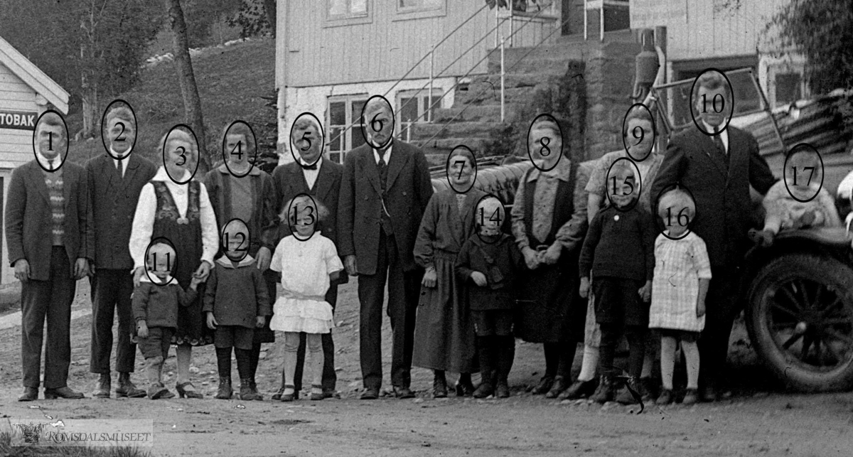 T-Ford ca 1924-1925 mod med reg nr T-4?2..(Røsberg: Familie bilde foran Aarset huset med gamlebutikken Årset i bakgrunnen)