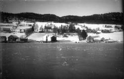 Nes, Kleive sett fra sjøisen...Lagerskuret som står på tvers